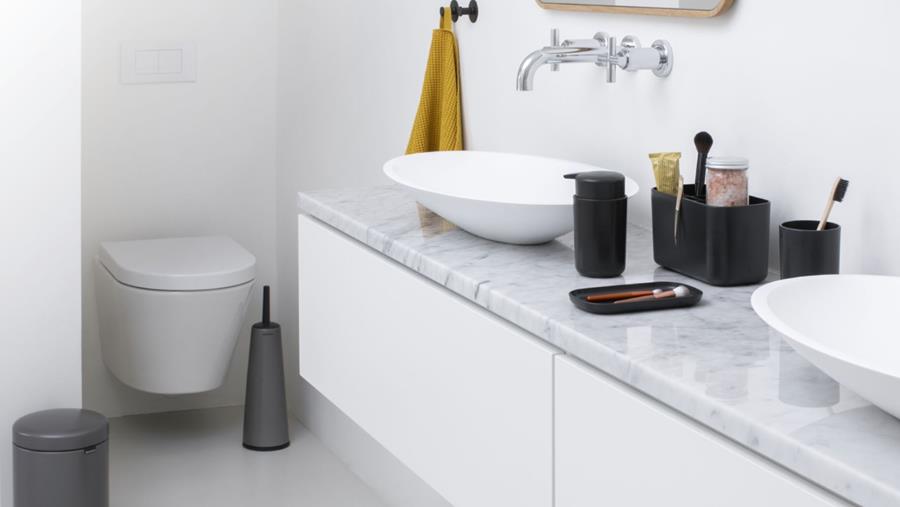 Une salle de bains ordonnée grâce à des accessoires élégants