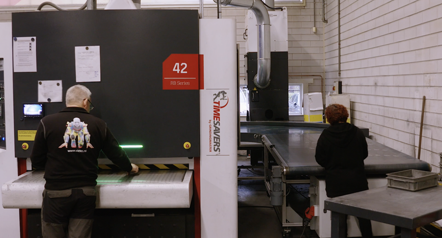 Stetec exige de l'efficacité dans la finition des tôles