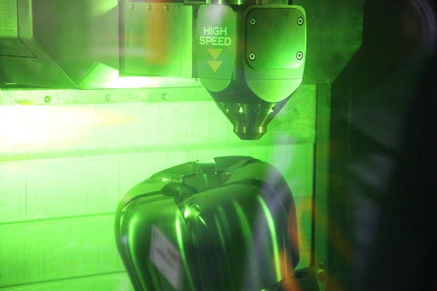 Le tour CNC voit la lumière (laser)