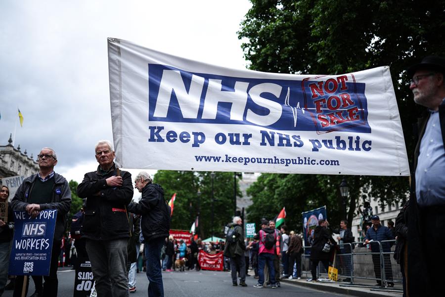 Des milliers de jeunes médecins en grève dans les hôpitaux d'Angleterre